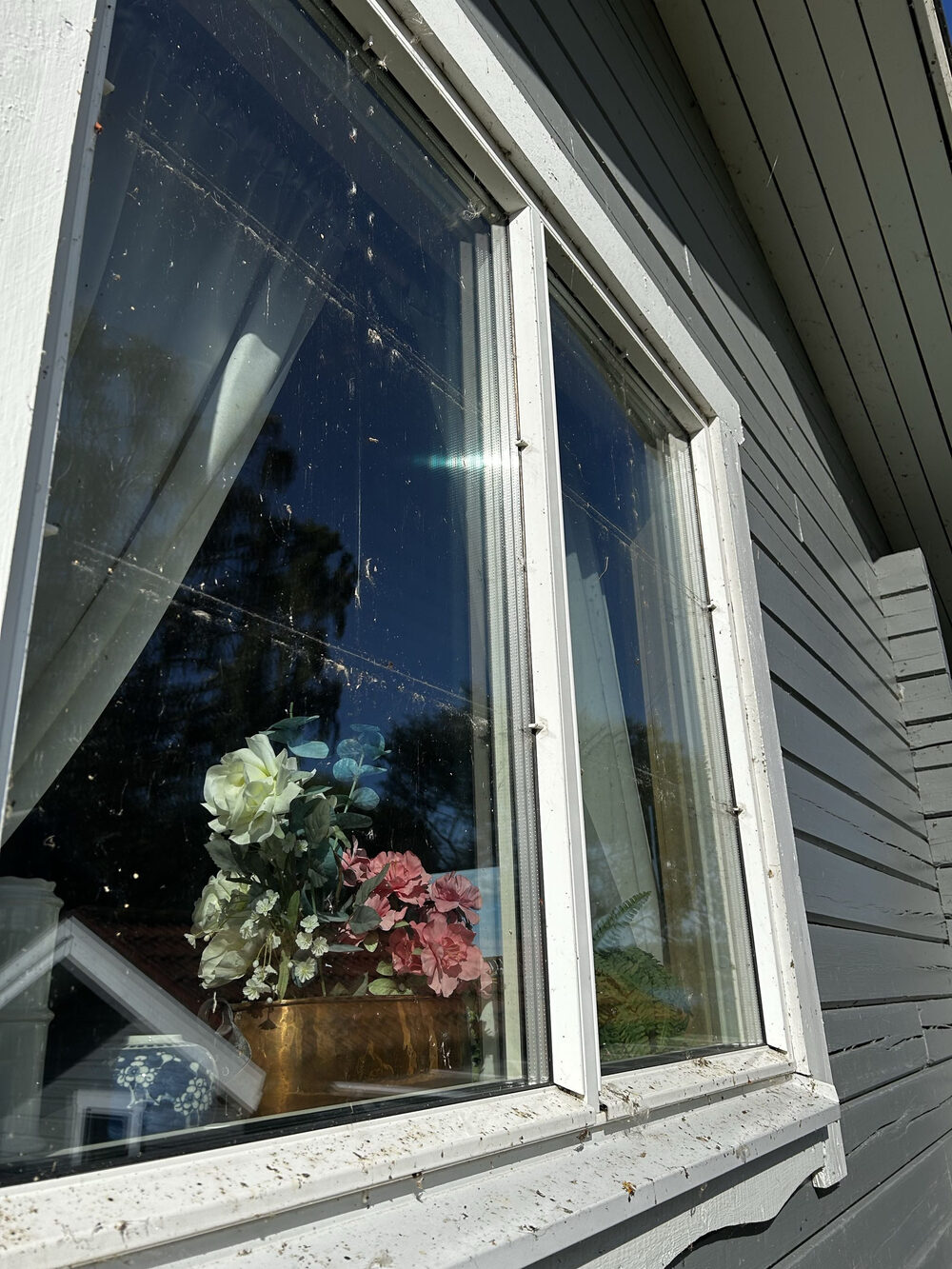 Fönster innan fönsterputs, dammigt och fläckigt glas