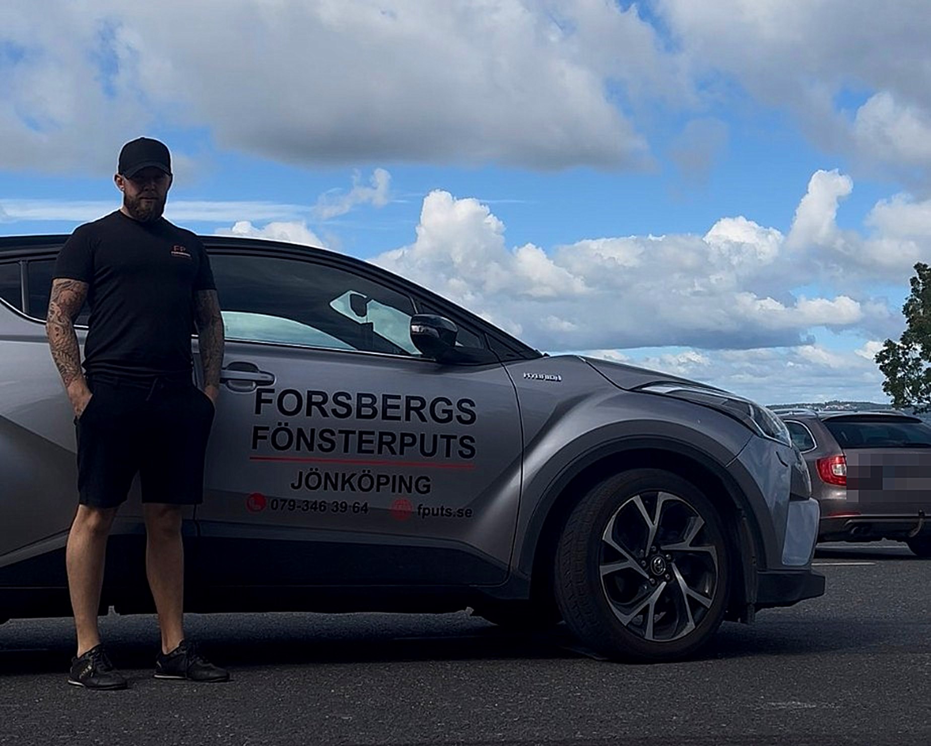 Tommy Forsberg vid firmabilen med Forsbergs Fönsterputs Jönköping på dörren
