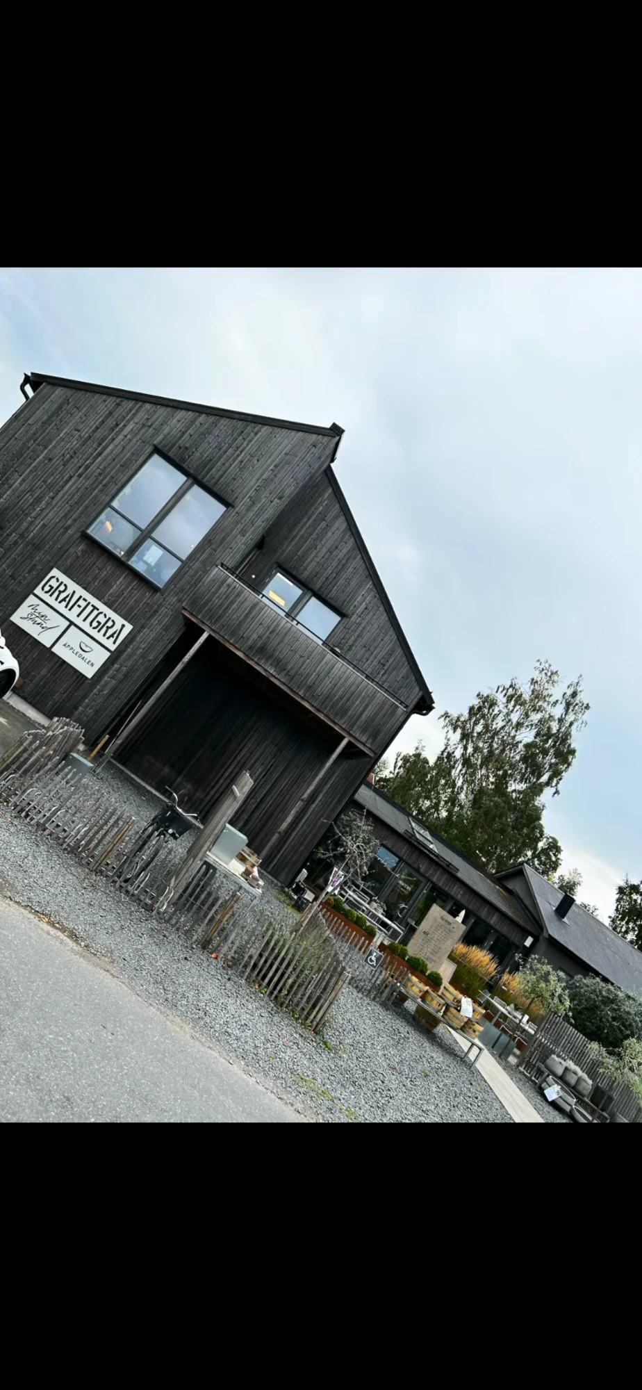 Svart träbyggnad med butiker