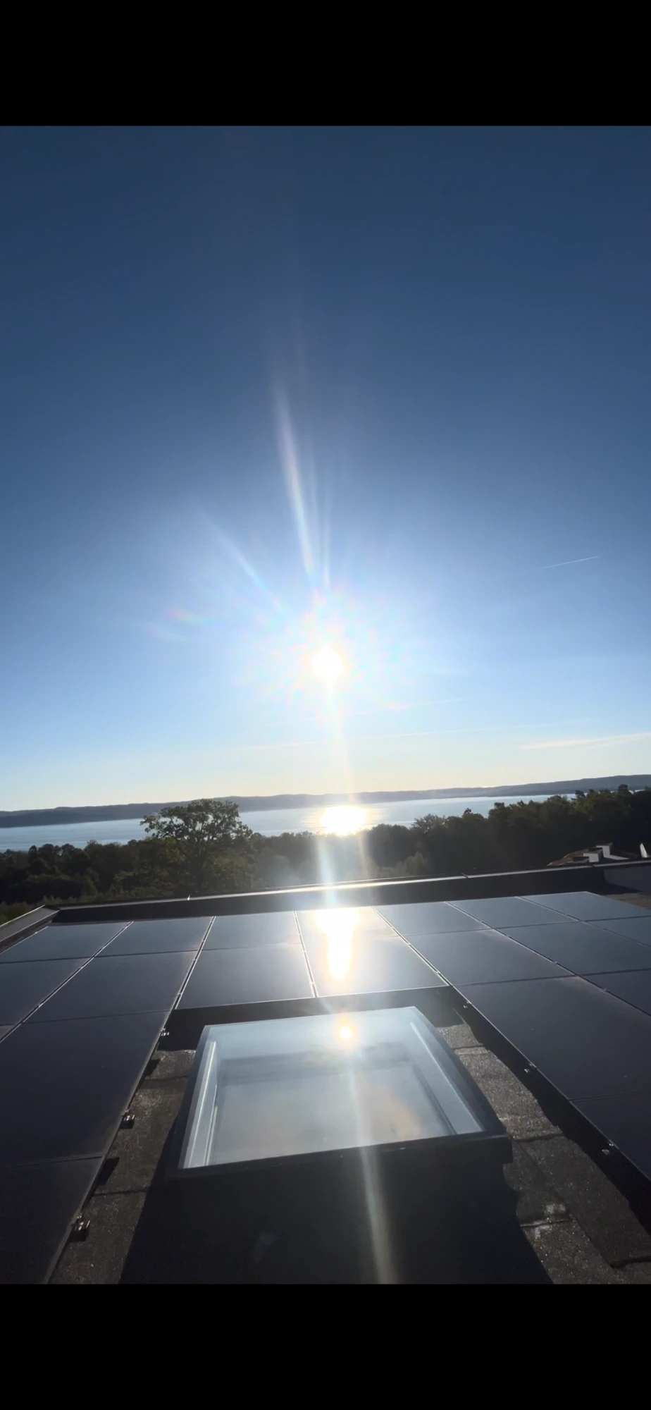 Solceller och takfönster på tak med utsikt över Vättern