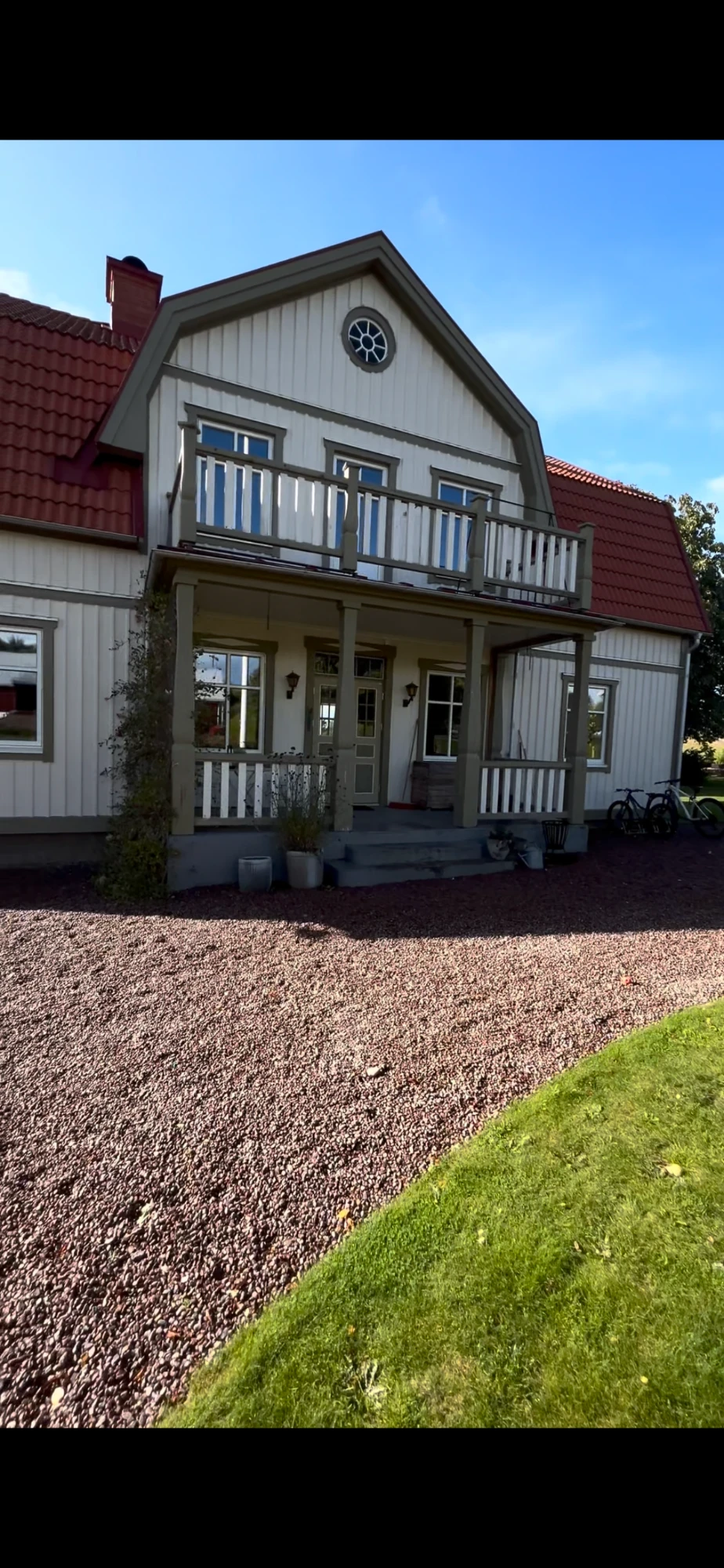 Vit villa med balkong efter fönsterputs