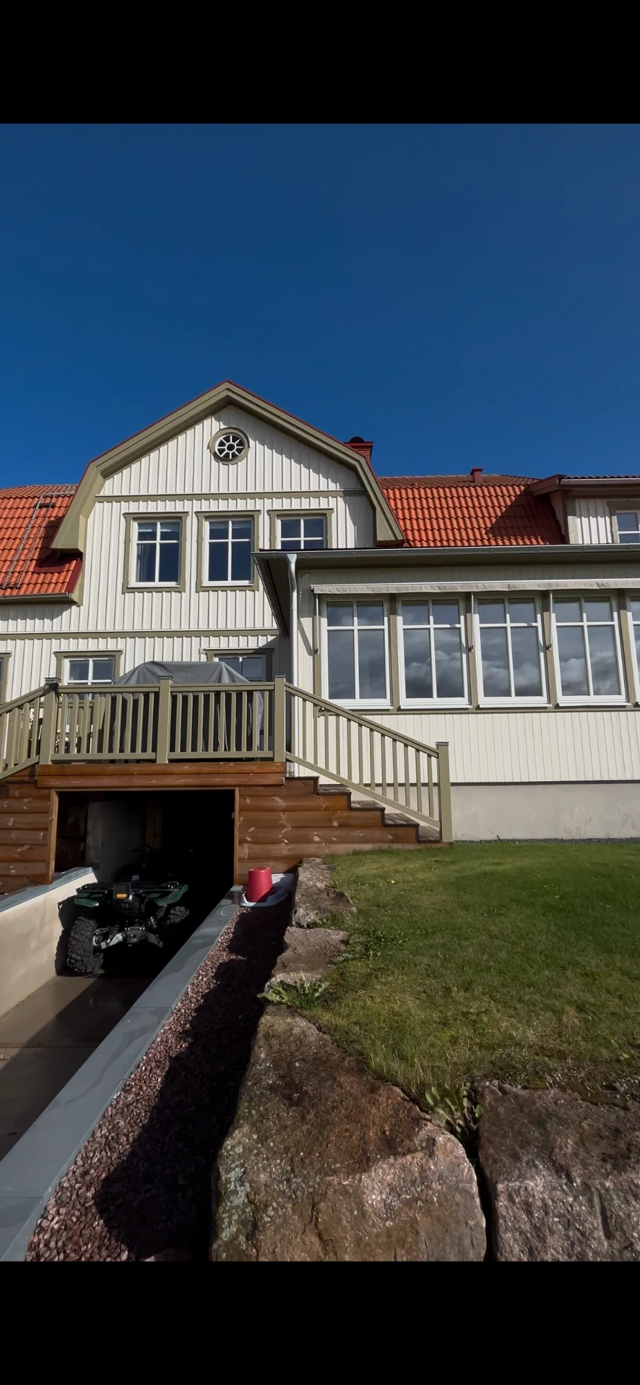 Villa med stort uterum och veranda