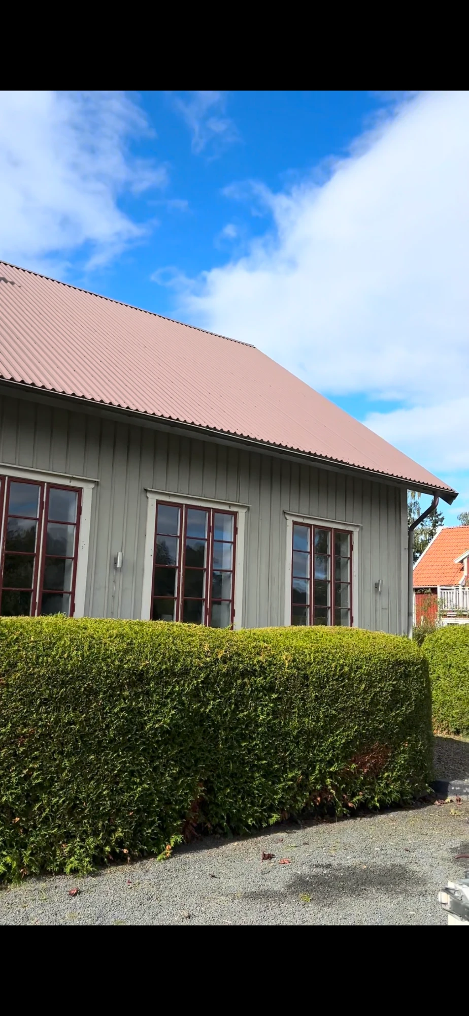 Grått hus med spröjsade fönster
