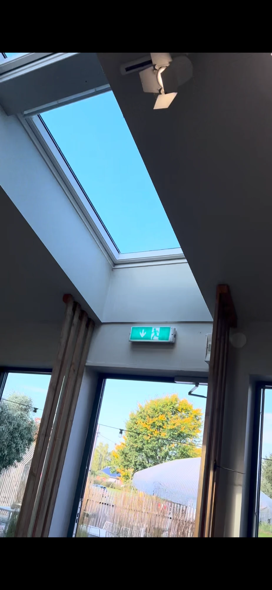 Takfönster sett inifrån en butik