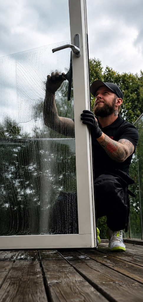 Tommy Forsberg putsar en altandörr hos kund i Jönköping