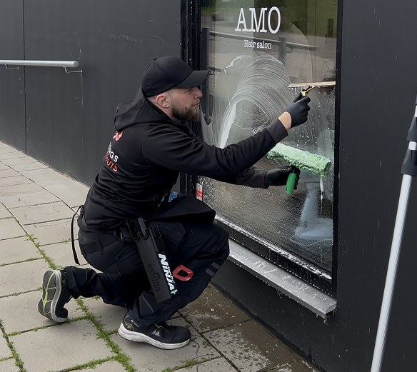 Tommy Forsberg putsar fönster på plats hos kund